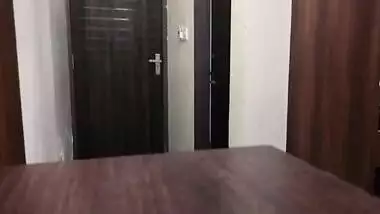 A horny girl fucks a delivery guy in her hot Indian MMS