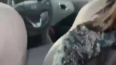 Horny lady’s outdoor blowjob makes her guy cum in the car
