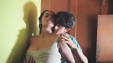 Pervert squeezes stepmom’s milk tanks in Telugu xxx video