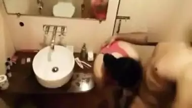 Juicy Affair Between Rich Bhabhi & Devar Caught In Bathroom