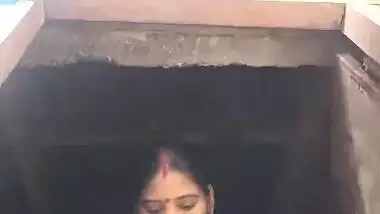 Desi bhabi showing her boobs and pussy