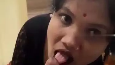 Cute expression bhabhi in saree with Desi blowjob