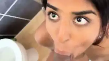 Chennai girl gives a Tamil blowjob in the bathroom