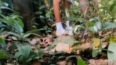 Guy enjoys GF’s pussy under a tree in Indian outdoor sex