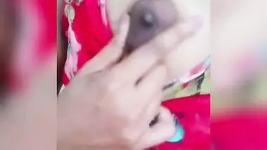 Sexy Lankan Girl Showing Boobs