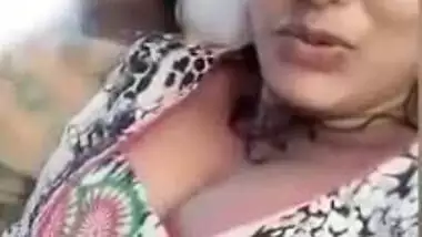 Desi girl cleavage show while chatting