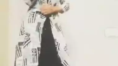 Indian babe is always prepared to satisfy lecherous fans with XXX dance