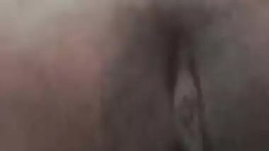 Solo sex show of amazing Desi mom who exposes pussy and touches it