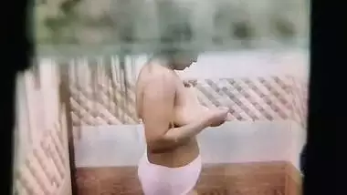 Neighbor peeps bhabhi bathing through window