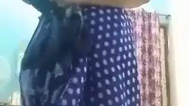 Indian nude lady strips her saree and masturbates