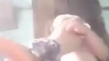 Elated Desi hottie spreads legs to finger her cute cunt for MMS clip