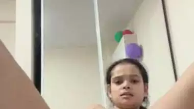 Indian nude babe records her fingering MMS for fun