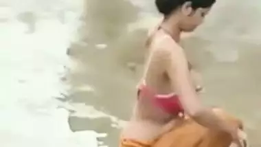 Petticoat bhabhi outdoor bath caught by neighbor